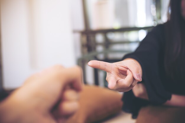 femme jouant à Rock Scissors Paper