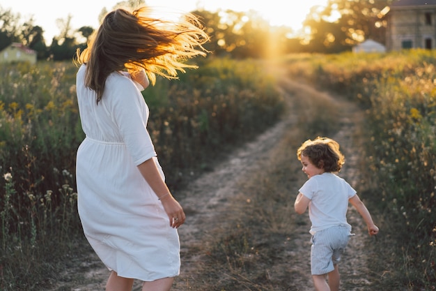 Femme jouant avec son enfant à l'extérieur