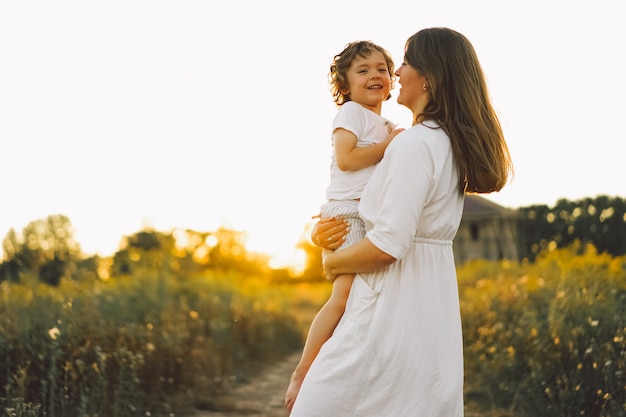 Femme jouant avec son enfant à l'extérieur