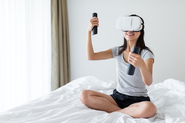 Une femme joue avec un appareil VR à la maison