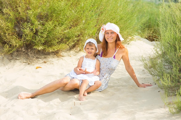 La femme joue avec des enfants dans la nature