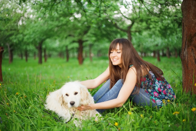 Femme joue avec son chien