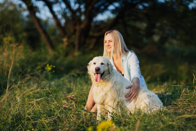 femme joue avec son chien