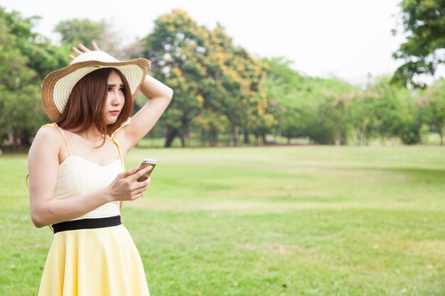 Femme jouer au téléphone intelligent.