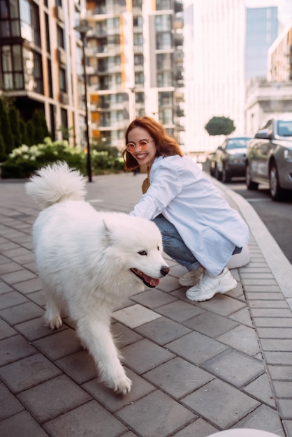 Femme jouer avec un chien dans la rue