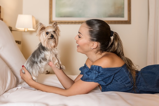 Femme, jouer, à, chien, sur, lit