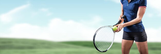 Femme de joueur de tennis avec fond de ciel avec raquette