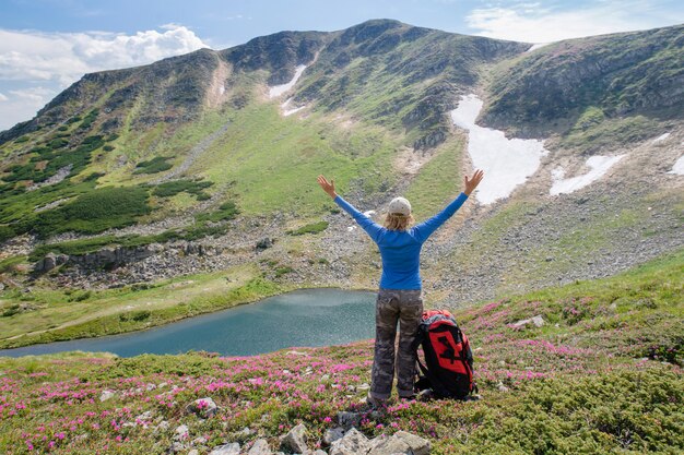 Femme jouit d'une belle vue dans les montagnes