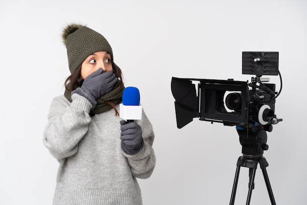 Femme journaliste sur mur pastel