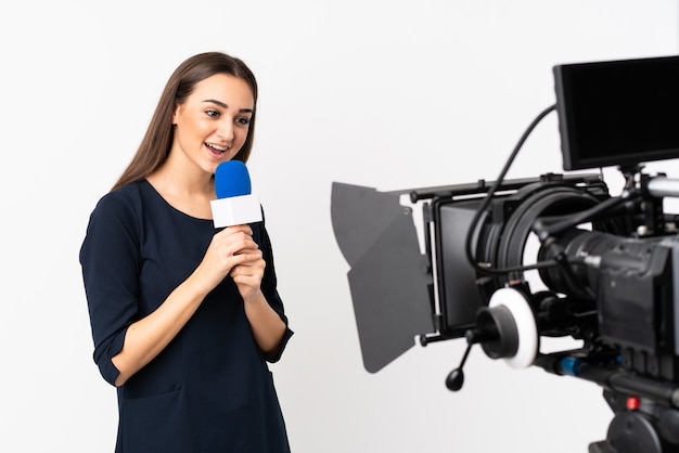 Femme de journaliste tenant un microphone et signalant des nouvelles isolées