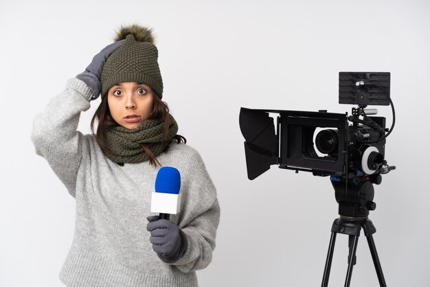 Femme de journaliste tenant un microphone et signalant des nouvelles isolées