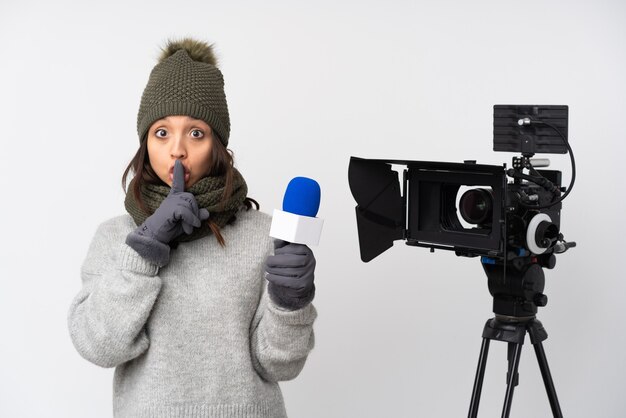 Femme de journaliste tenant un microphone et signalant des nouvelles isolées