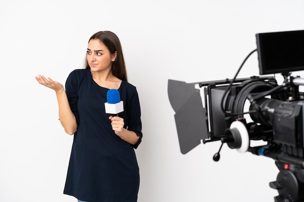 Femme de journaliste tenant un microphone et signalant des nouvelles