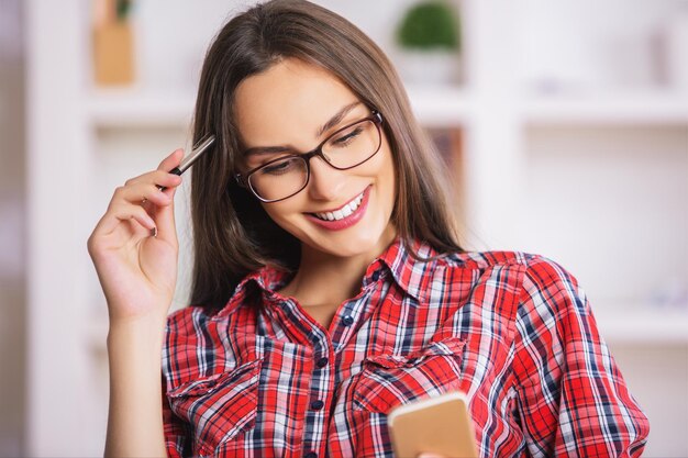 femme joyeuse à l'aide de smartphone