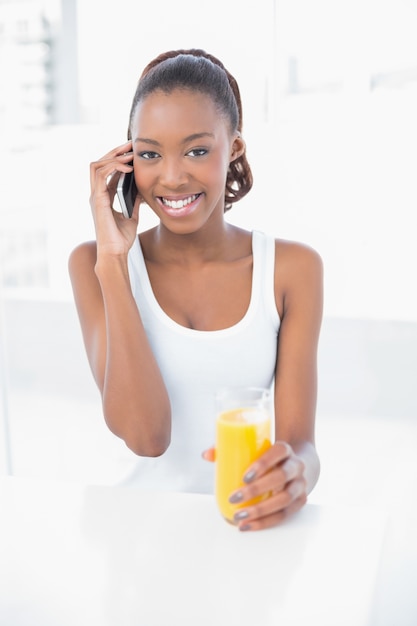 Femme joyeuse appelant avec son téléphone portable