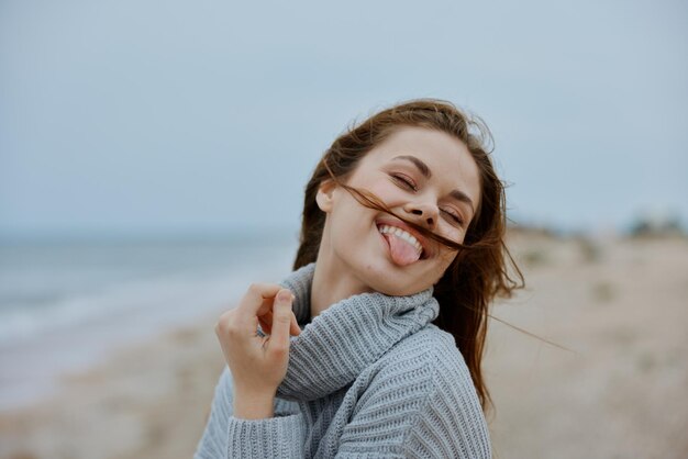 Femme joyeuse aux cheveux longs sur la plage nature paysage à pied mode de vie