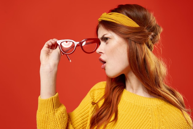 Femme joyeuse avec bandeau jaune lunettes rouges mode hipster rétro