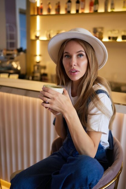 Femme joyeuse buvant du café communication repos matinal