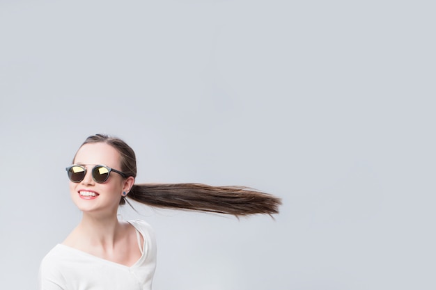 Femme joyeuse avec des cheveux dans le vent