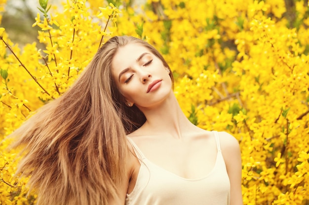 Femme joyeuse avec des cheveux soufflants à l'extérieur