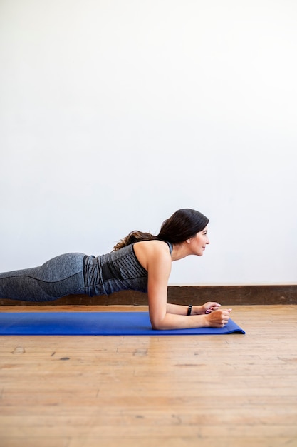 Femme joyeuse en cours de yoga