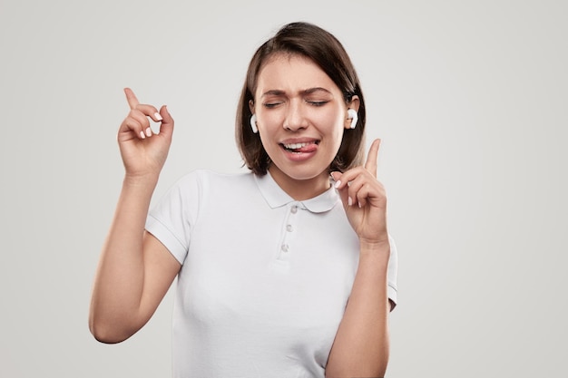 Femme joyeuse dans les écouteurs dansant en studio