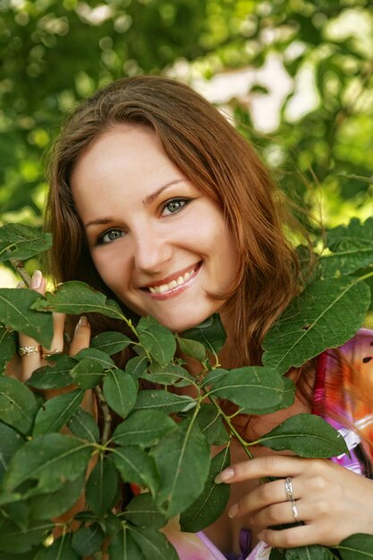 Photo femme joyeuse dans le jardin