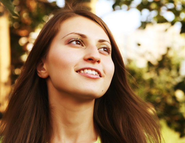 Femme joyeuse dans le jardin