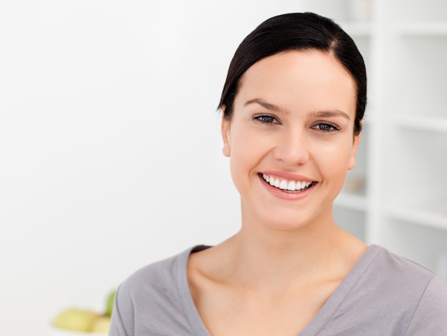 Femme joyeuse, debout dans la cuisine