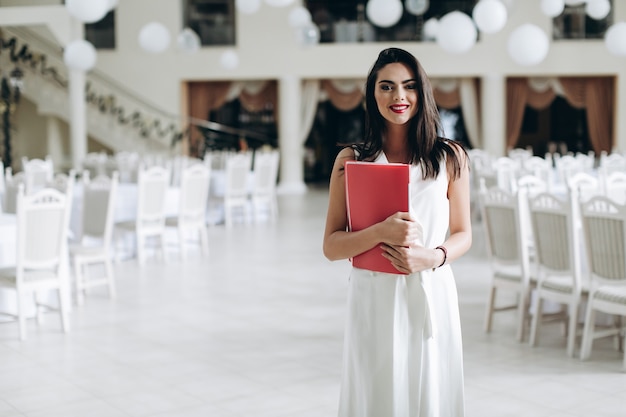 Femme joyeuse avec dossier au restaurant