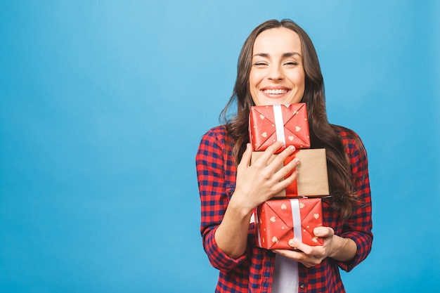 Femme joyeuse femme tenant beaucoup de boîtes avec des cadeaux