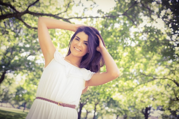 Femme joyeuse avec la main dans les cheveux