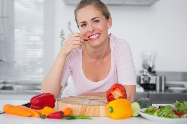 Femme joyeuse, manger des légumes