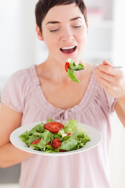 Femme joyeuse, manger une salade