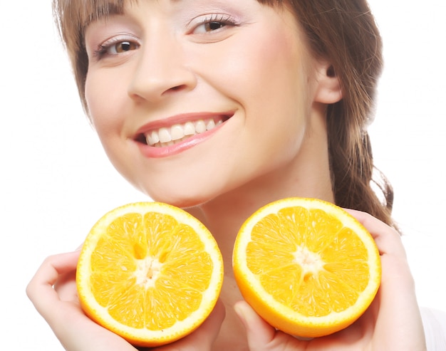 Femme joyeuse avec des oranges dans ses mains