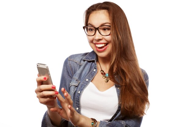 Femme joyeuse parlant au téléphone isolé sur fond blanc