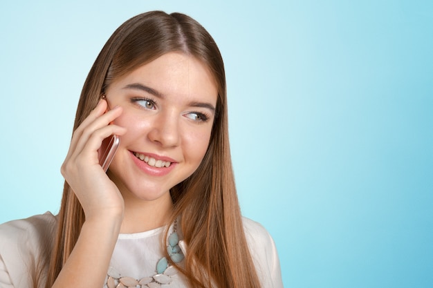 Femme joyeuse parlant au téléphone