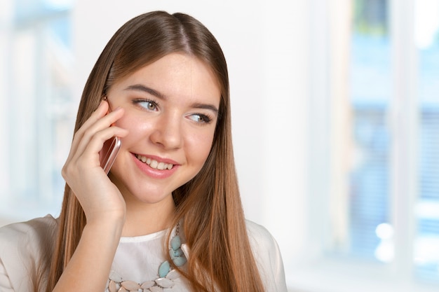 Femme joyeuse parlant au téléphone