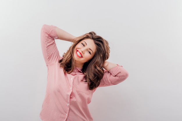 Femme Joyeuse Posant Dans Un Studio