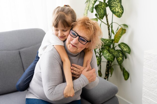 Femme joyeuse prenant soin de sa grand-mère à la maison.