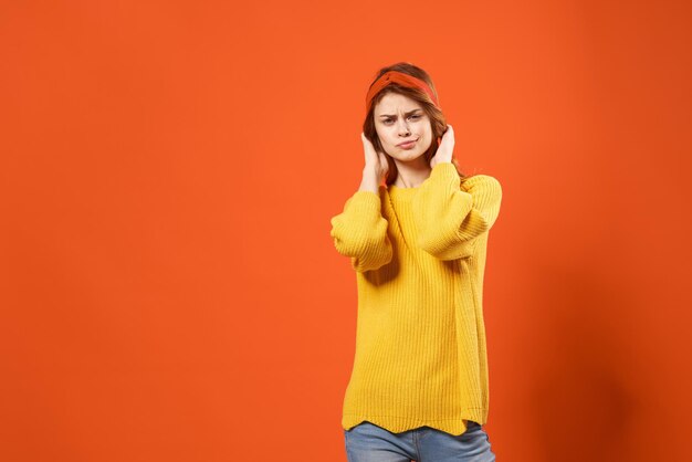 Femme joyeuse en pull jaune décoration de mode de studio photo de haute qualité