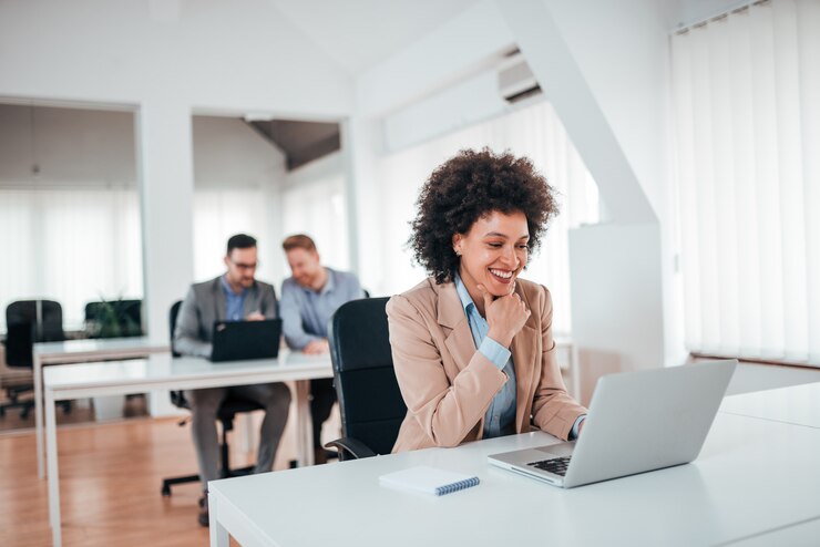 Photo femme joyeuse qui fait son travail au bureau.