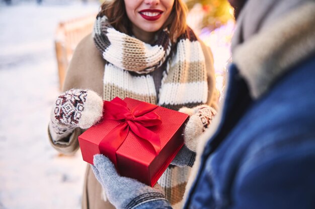 Femme joyeuse recevant un cadeau de son petit ami à Noël