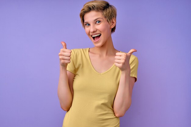 Une femme joyeuse sourit à une femme positive en t-shirt décontracté de base posant à la caméra lo joyeux et émotionnel ...