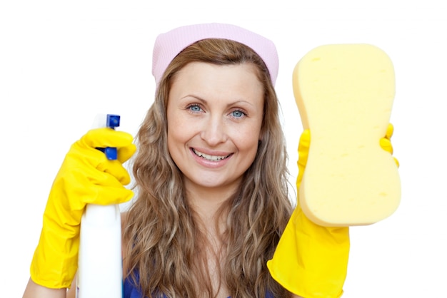 Femme joyeuse tenant une éponge et un spray de détergent