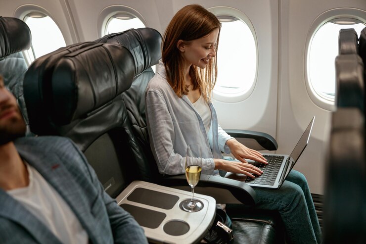 Photo femme joyeuse travaillant sur ordinateur portable en avion