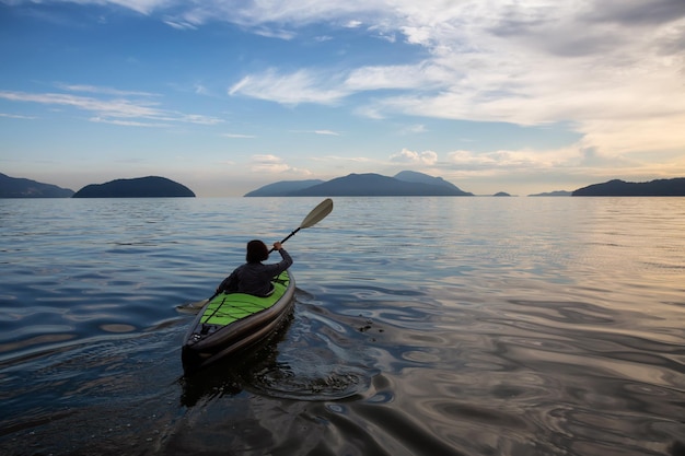 Femme kayak dans la baie Howe