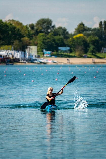 Une femme en kayak dans un lac