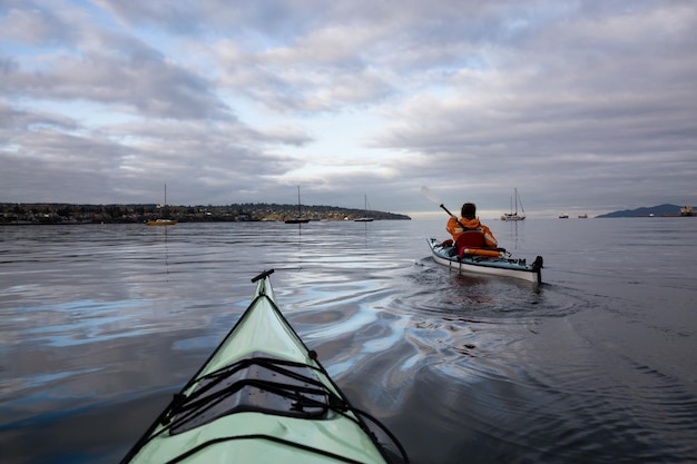 femme, kayak mer