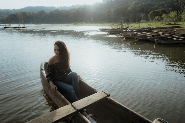 Femme kayak profiter de la nature sur le lac